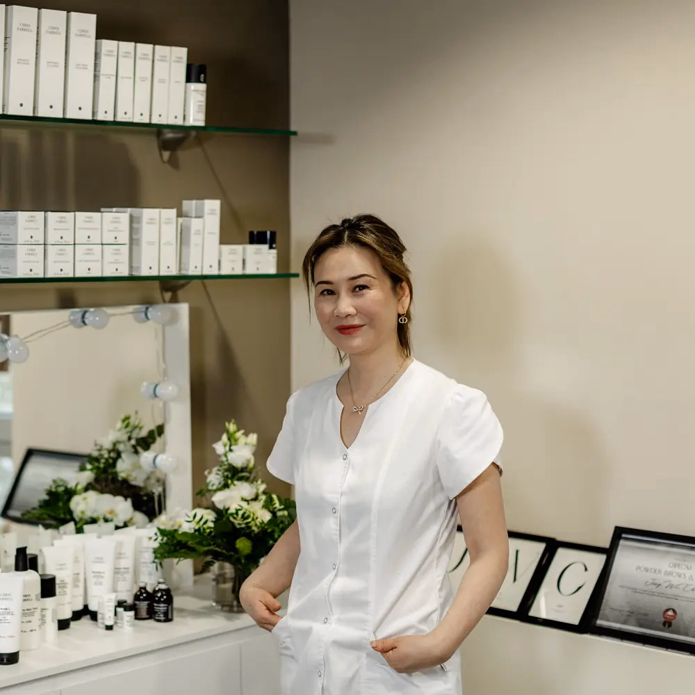 Jing Wei Chen im Kosmetikstudio