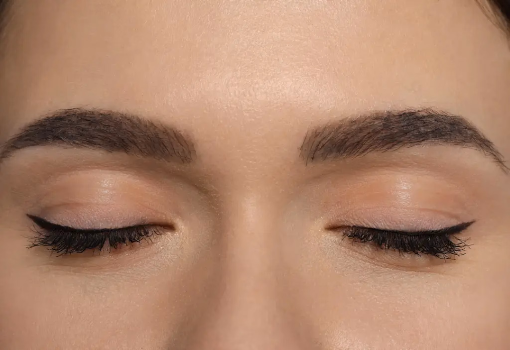 Augenbrauen Lifting und Färben bei JWC Kosmetik
